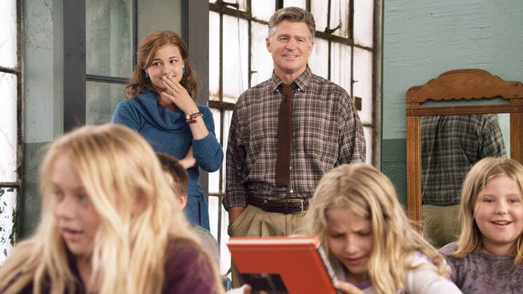 BEYOND THE BLACKBOARD, (back, from left): Emily VanCamp, Treat Williams, (front): Ernie Guillin, Brooke Bandy, Morgan Armstrong, 2011, photo: Mercedes Heinila Hallmark Hall of Fame Prod. Courtesy: Everett Collection Hallmark Entertainment Courtesy Everett Collection !ACHTUNG AUFNAHMEDATUM GESCHÃ„TZT! PUBLICATIONXNOTxINxCANxCHNxFRAxITAxJPNxNORxPOLxRUSxESPxUKxUSA Copyright: xHallmarkxEntertainment CourtesyxEverettxCollectionx TCDBETH EC064