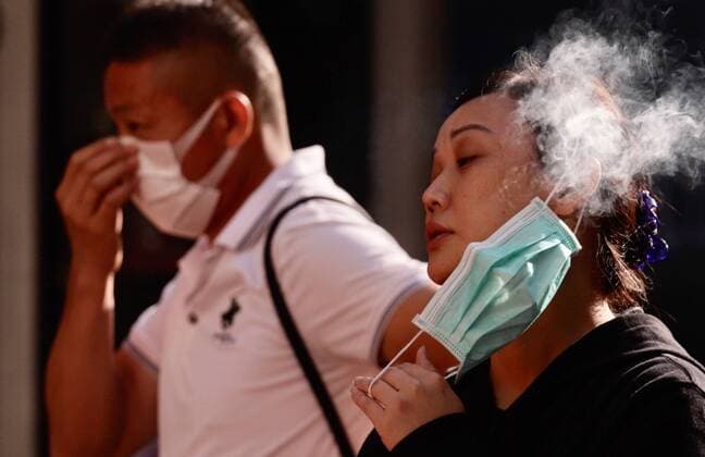 April 28, 2020, Hong Kong, CHINA: Woman unmask herself and enjoy smoking on the street in the commercial district. Hong Kongers are gradually claiming their normal life on the streets with caution as number of coronavirus infections in the City remain stable.( File Photo ) April-28,2020 Hong Kong.ZUMA Hong Kong CHINA - ZUMAl137 20200428_zap_l137_018 Copyright: xLiauxChung-renx