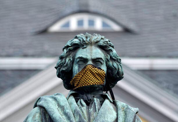 DEU , DEUTSCHLAND : Waehrend der Corona-Krise Corona-Pandemie traegt auch die Beethoven-Statue in Bonn einen Mundschutz Maske . Corona Beethoven , 28.04.2020 DEU , GERMANY : During the Corona crisis Pandemic even the Beethoven Statue in Bonn is wearing a mask , 28.04.2020 *** DEU , GERMANY During the Corona crisis Corona Pandemic even the Beethoven statue in Bonn is wearing a mask Corona Beethoven , 28 04 2020 DEU , GERMANY During the Corona crisis Pandemic even the Beethoven statue in Bonn is wearing a mask , 28 04 2020