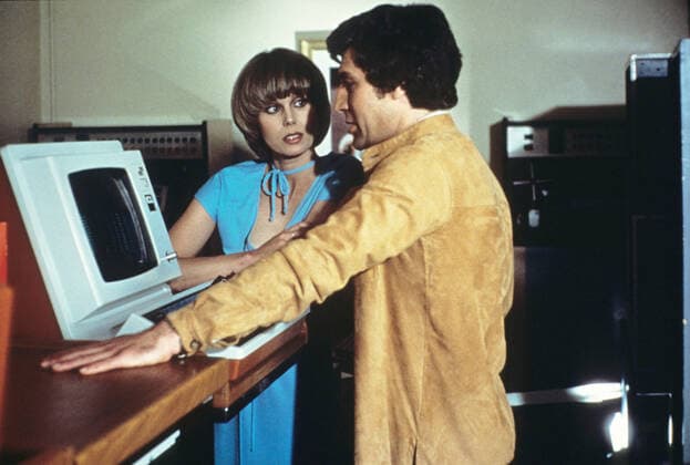 THE NEW AVENGERS, (from left): Joanna Lumley, Gareth Hunt, 1976-77. Courtesy Everett Collection !ACHTUNG AUFNAHMEDATUM GESCHÃ„TZT! PUBLICATIONXNOTxINxCANxCHNxFRAxITAxJPNxNORxPOLxRUSxESPxUKxUSA Copyright: xCourtesyxEverettxCollectionx TSDNEAV EC008