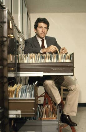 PETROCELLI, Barry Newman, 1974-76. Courtesy Everett Collection !ACHTUNG AUFNAHMEDATUM GESCHÃ„TZT! PUBLICATIONXNOTxINxCANxCHNxFRAxITAxJPNxNORxPOLxRUSxESPxUKxUSA Copyright: xCourtesyxEverettxCollectionx TSDPETR EC002