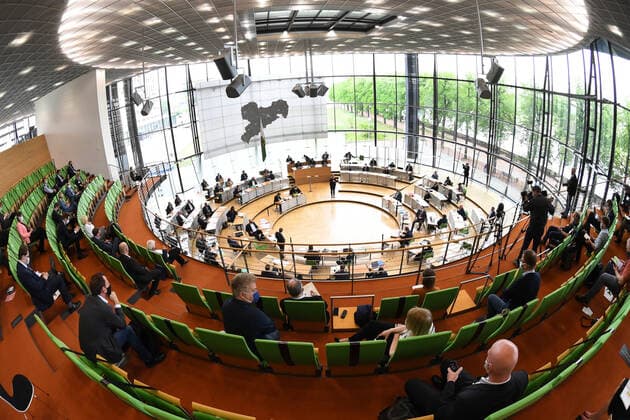 GER Dresden Saechsischer Landtag - Plenum Landtagssitzung mit reduzierter Abgeordnetenzahl und die MdLs mit Mundschutz - hier 29.04.20 290420 ddbd *** GER Dresden Saxon State Parliament Plenum State Parliament session with reduced number of members and the MdLs with mouthguards here 29 04 20 290420 ddbd