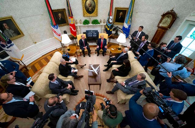 Bilder des Jahres 2020, News 04 April News Themen der Woche KW18 News Bilder des Tages April 29, 2020, Washington, District of Columbia, USA: United States President Donald J. Trump makes remarks as in the Oval Office of the White House in Washington, DC, Wednesday, April 29, 2020. From left to right: Director of the National Institute of Allergy and Infectious Diseases at the National Institutes of Health Dr. Anthony Fauci; Dr. Deborah L. Birx, White House Coronavirus Response Coordinator; Governor John Bel Edwards (Democrat of Louisiana); the president; United States Vice President Mike Pence; Dr. Blythe Adamson, senior quantitative scientist at Flatiron Health; and Kevin A. Hassett, Chairman, Council of Economic Advisers Washington USA - ZUMAs152 20200429_zaa_s152_016 Copyright: xDougxMillsx