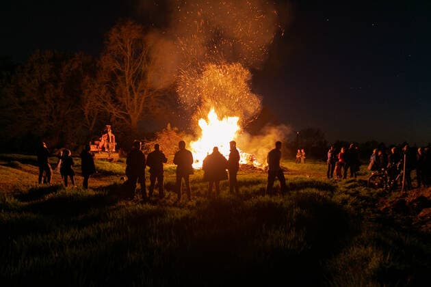 20 04 2019, Unna, Germany, GER People standing around a campfire at Easter