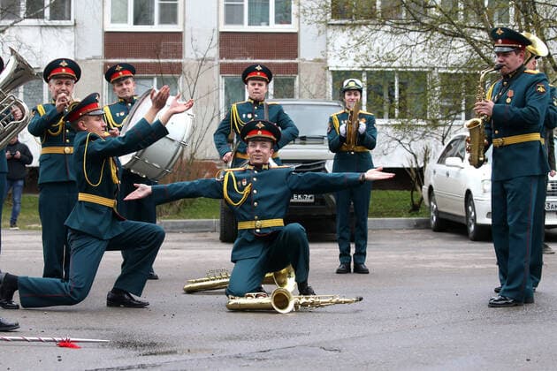 ST PETERSBURG, RUSSIA - APRIL 30, 2020 A military orchestra of the Special Purpose Motor Rifle Brigade of the Combined Arms Army of the Russian Western Military District perform during a private parade for WWII veteran Mikhail Poly