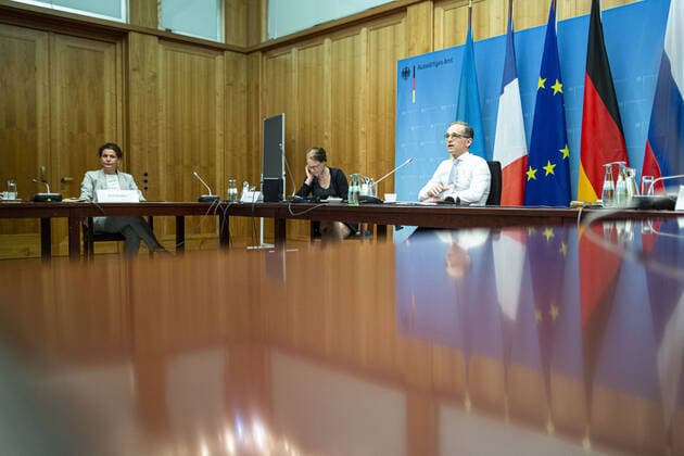 News Bilder des Tages Heiko Maas, Bundesaussenminister, aufgenommen im Rahmen einer Videokonferenz im N4-Format (Normandie-Format) mit den Aussenministern von Russland, Frankreich und der Ukraine zur aktuellen Lage in der Ost-Ukraine. Berlin, 30.04.2020. Berlin Germany *** Heiko Maas, German Foreign Minister, recorded during a video conference in N4 format Normandy format with the Foreign Ministers of Russia, France and Ukraine on the current situation in Eastern Ukraine Berlin, 30 04 2020 Berlin Germany Copyright: xFlorianxGaertner photothek.netx
