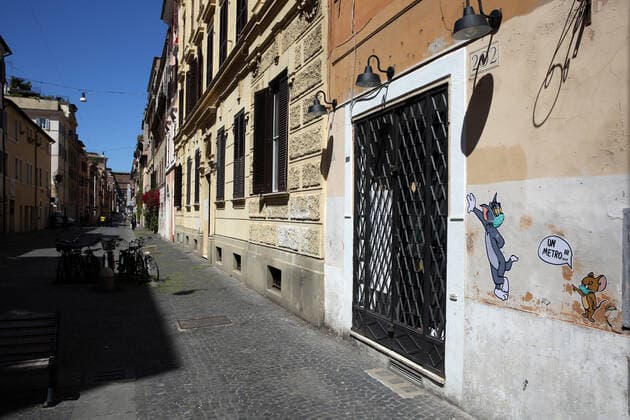 Mauro Pallotta, aka Maupal, created a new mural in Borgo Pio, a few meters from the Vatican and St. Peter s square. The work depicts the characters of the cartoon Tom & Jerry. Both Tom, the cat, and Jerry, the mouse, wear a mask. Jerry, who is usually chased by Tom, scolds the other and tells him to respect the safety distance, one meter (Alberto Lo Bianco Fotogramma, Rome - 2020-04-30) p.s. la foto e utilizzabile nel rispetto del contesto in cui e stata scattata, e senza intento diffamatorio del decoro delle persone rappresentate  Copyright: xAlbertoxLoxBiancox xFOTOGRAMMAx