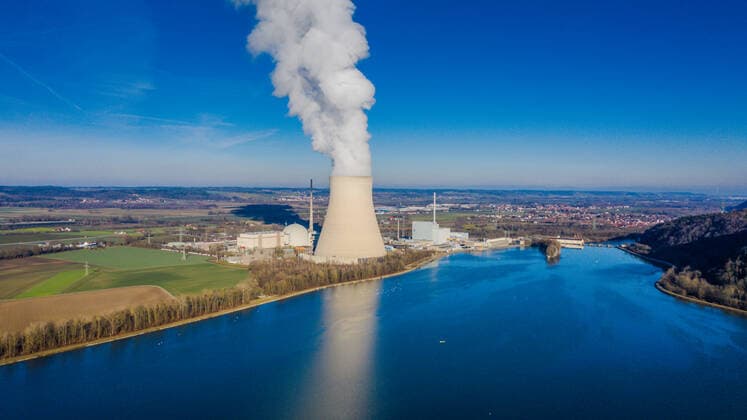 IMAGO Nature: Unsere Erde, Energiequellen, Kernenergie Landshut, Germany - December 29, 2019: The Isar 2 nuclear power plant, which according to the German federal government is to be taken off the grid in 2022. The Isar 2 nuclear power plant was connected to the power grid in 1979 and supplies the region of Bavaria and neighboring countries with electricity. The Isar 2 nuclear power plant has an output of 1,485 megawatts. Nuclear power Isar 1 was shut down on March 17, 2011.