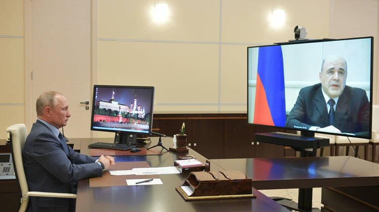Russland, Premierminister Michail Mischustin teilt Putin per Videokonferenz Corona-Infektion mit (200430) -- MOSCOW, April 30, 2020 (Xinhua) -- Russian President Vladimir Putin (L) attends a meeting with Prime Minister Mikhail Mishustin via teleconference at Novo-Ogaryovo state residence, outside Moscow, Russia, April 30, 2020. Mikhail Mishustin said he has tested positive for COVID-19, according to the Kremlin on Thursday. (Sputnik via Xinhua) RUSSIA-MOSCOW-PM-COVID-19-POSITIVE 