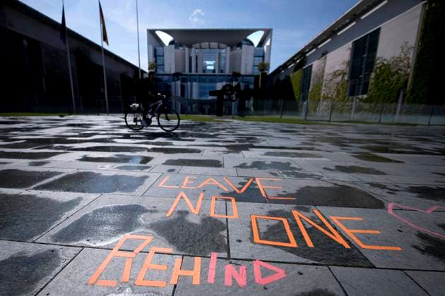Bundeskanzleramt DEU, Deutschland, Germany, Berlin, 30.04.2020 Markierung Leave No One Behind der Seebruecke. Aussenansicht vom Bundeskanzleramt, Kanzleramt, im Regierungsviertel in Berlin. Sign Leave No One Behind. Exterior view of the Chancellery Office inside the government quarter in Berlin, Germany