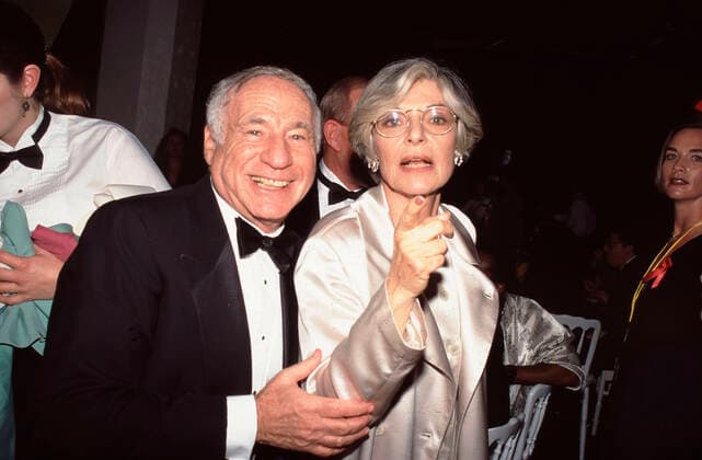 Anne Bancroft and Mel Brooks Los Angeles.CA.USA. LIBRARY. Anne Bancroft (1931-2005) and Mel Brooks (born 1926) at an event in 1998. UPDATED:28:04:2020. LMK30-280420LLOU-005 