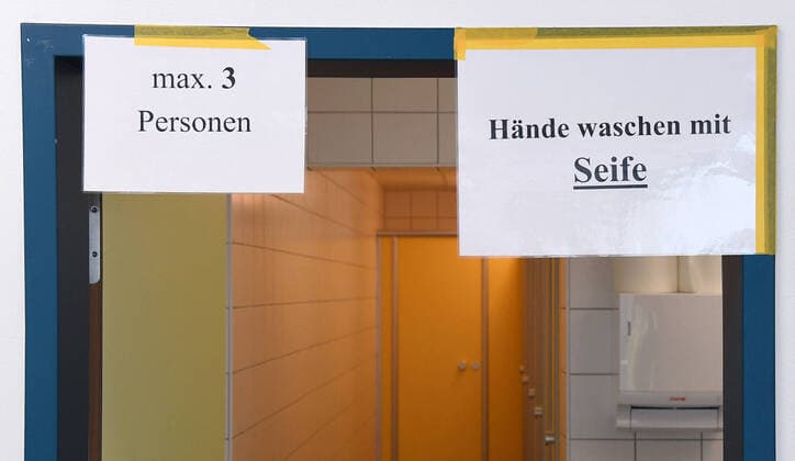 Rottenburg 30 04 2020 The Realschule in Kreuzerfeld Rottenburg Kreis Tuebingen prepares the reopening of the school for the graduating classes At the entrance of a toilet two signs point out the rules for using the toilets Maximum 3 persons and wash hands with soap ULMER