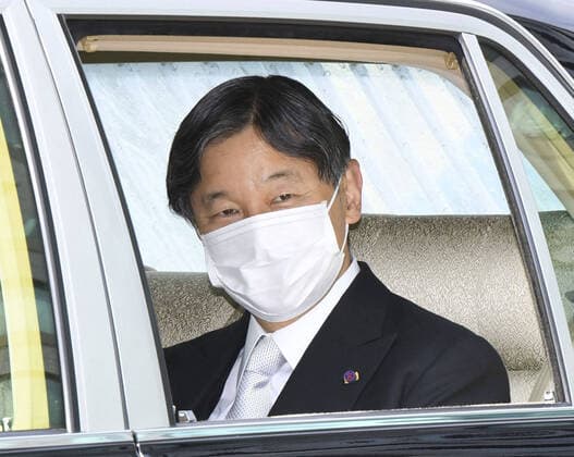 Bilder des Jahres 2020, Entertainment 05 Mai Entertainment Themen der Woche KW18 One year since Japan Emperor Naruhito s ascension to throne Japanese Emperor Naruhito arrives at the Imperial Palace in Tokyo on May 1, 2020, wearing a face mask amid the spread of the new coronavirus. The emperor marked one year since his ascension to the throne the same day. (Pool photo) 