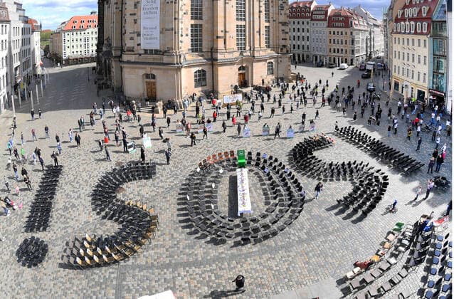 Bilder des Jahres 2020, News 05 Mai News Themen der Woche KW18 News Bilder des Tages GER Sachsen Dresden Neumarkt - zum dritten Mal an einem Freitag hintereinander gab es eine Demo mit einer Tafel der Dresdner Gastwirte und Gastronomen bei der sie jede Menge Stuehle rausstellten und vor der Frauenkirche auf dem Neumarkt ein riesiges SOS aus Stuehlen aufstellten 010520 ddbd *** GER Sachsen Dresden Neumarkt for the third time on a Friday in a row there was a demo with a table of Dresdens innkeepers and restaurateurs where they put out lots of chairs and put up a huge SOS of chairs in front of the Frauenkirche on the Neumarkt 010520 ddbd