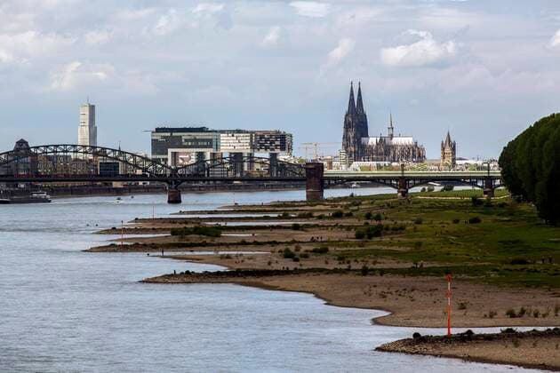 Bilder des Jahres 2020, News 05 Mai News Themen der Woche KW18 News Bilder des Tages Niedrigwasser am Rhein bei Köln. Der Pegel lag am Maifeiertag 1. Mai 2020 bei unter 2 Meter. Im Hintergrund sind die Südbrücke, der Rheinauhafen und der Kölner Dom zu sehen. Niedrigwasser am Rhein *** Low water on the Rhine near Cologne The water level on the May holiday 1 May 2020 was less than 2 metres In the background you can see the Südbrücke, the Rheinauhafen and Cologne Cathedral Low water on the Rhine