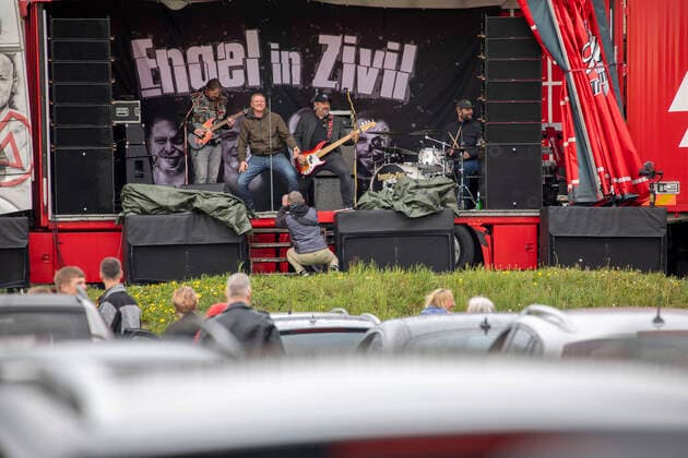 200501 Konzert. Corona treibt auch viele Künstler in den Ruin. Bis 31. August finden keine Veranstaltungen und demnach Konzerte statt. Viele Musiker haben bis dahin keine Einnahmen. Till Schwabe aus Annaberg-Buchholz startete dann die Premiere. Das erste Drive-in-Konzert gibt es in Deutschland. Bands wie Engel in Zivil eine Band, welche Rock n Roll covert oder Engel B. der bekannteste erzgebirgische Musiker, welcher International unterwegs ist ( http: www.engel-b.de ) geben ein Konzert. Dabei wurden alle Coronaverordnungen eingehalten. D.h. Kontaktbeschränkung auf der Bühne und 100 Fans, die nur in ihren Autos sitzen dürfen. D.h. auch hier dürfen nur Familien oder maximal zwei Personen im Auto sitzen. Genügend Abstand wurde ebenfalls gehalten. Die Teilnehmerzahl wurde auf 100 Autos begrenzt. Riesenfreude bei den F