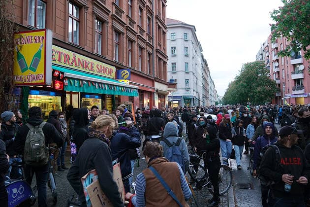 Bilder des Jahres 2020, News 05 Mai News Themen der Woche KW18 News Bilder des Tages 01.05.2020, Berlin, Deutschland, GER - Impressionen von der revolutionären 1. Mai Demonstration in Berlin Kreuzberg. Im Bild: Demonstranten an der Mariannenstraße vor einem Spätkauf. *** 01 05 2020, Berlin, Germany, GER Impressions of the revolutionary May 1 demonstration in Berlin Kreuzberg In the picture demonstrators at Mariannenstraße before a late purchase