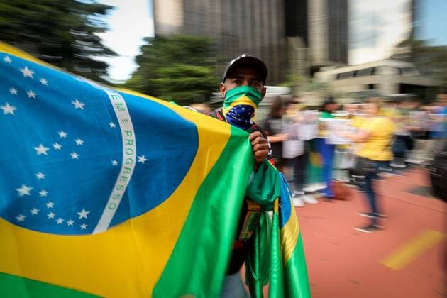 Brazilians demonstrate during Labor Day against social distancing measures and in favor of military intervention, on the Paulista Avenue of Sao Paulo (Brazil). Brazilian President Jair Bolsonaro said that he would like all Brazilians to go back to work , in a new message to the country s governors and mayors for the social isolation measures decreed to curb the coronavirus. Bolsonaro, who is used to underestimating the severity of the virus and defends the end of quarantines, of which he says they are a crime , maintains a strong pulse with the country s governors and mayors, who have the competence to impose quarantines on their territories, in accordance with the Constitution. Brazilians demonstrate against measures of social isolation in Sao Paulo !ACHTUNG: NUR REDAKTIONELLE NUTZUNG!  Copyright: xFernandoxBizerraxJr.x AME7083 20200501-637239683378537618
