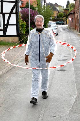 BODYART artist Jörg Düsterwald in his Corona Krisen outfit with the experimental prototype of a spacer If all people would wear such barriers, the necessary distances would be maintained Hameln, 02 05 2020 Foto:xT.xSkupinx xFuturexImage