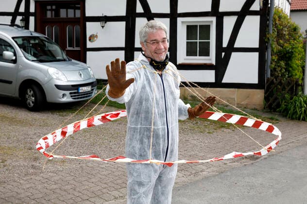 BODYART artist Jörg Düsterwald in his Corona Krisen outfit with the experimental prototype of a spacer If all people would wear such barriers, the necessary distances would be maintained Hameln, 02 05 2020 Foto:xT.xSkupinx xFuturexImage