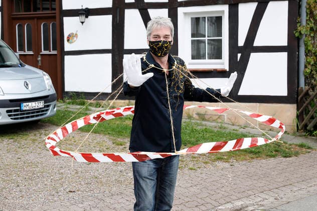 BODYART artist Jörg Düsterwald in his Corona Crisis Outfit with the experimental prototype of a spacer If all people would wear such barriers, the necessary distances would be maintained Düsterwald wears a self-made mouthguard matching the shirt of his own individual fashion collection from his project FASHION ART Hameln, 02 05 2020 Foto:xT.xSkupinx xFuturexImage