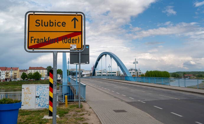 Frankfurt Oder Land Brandenburg 02 05 2020 Border crossing to Slubice Poland City entrance City exit sign Oder bridge copyright camera4 Eberhard Thonfeld 200502Frankfurt Oder