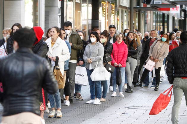 Following the relaxation of protective measures and the reopening of shops, the Planken shopping street and pedestrian zone in the city centre of Mannheim is once again filled with as many passers-by as before the corona virus crisis, who do not always keep the prescribed minimum distance and the ban on contact, Baden Württemberg, Germany A long queue of customers is standing in front of a Zara branch waiting to