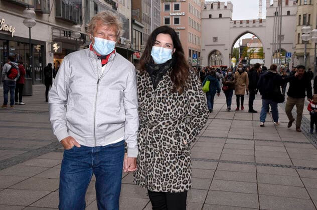 Gerhard Leinauer and his wife Alexandra Polzin shopping in the pedestrian zone Neuhauser Straße Munich, 02 05 2020 Foto:xS.xAdamx xFuturexImage