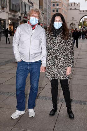 Gerhard Leinauer and his wife Alexandra Polzin shopping in the pedestrian zone Neuhauser Straße Munich, 02 05 2020 Foto:xS.xAdamx xFuturexImage
