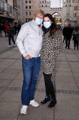 Gerhard Leinauer and his wife Alexandra Polzin shopping in the pedestrian zone Neuhauser Straße Munich, 02 05 2020 Foto:xS.xAdamx xFuturexImage
