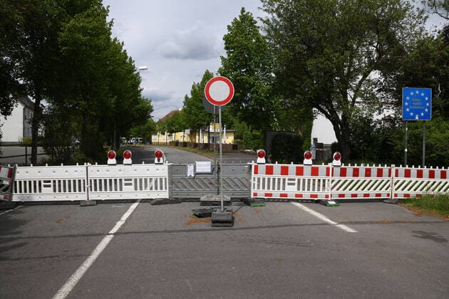 Saarbrücken The border crossing between France and Germany is closed at the Güdingen border on Sunday 3 5 2020 due to the corona pandemic bub bub