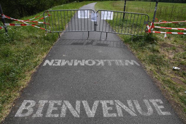 Saarbrücken The cycle path on the banks of the Saar between France and Germany is closed at the border near Güdingen on Sunday 3 5 2020 due to the corona pandemic bub bub