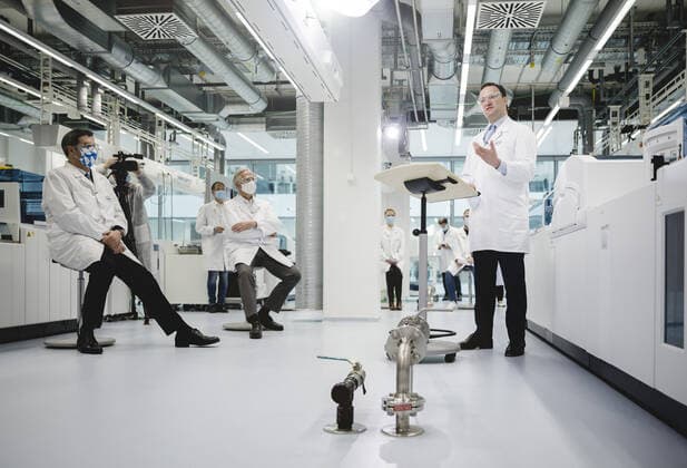 Bilder des Jahres 2020, News 05 Mai News Themen der Woche KW19 News Bilder des Tages Bundesgesundheitsminister Jens Spahn (CDU) im Rahmen seines Besuchs bei dem Biotech-Konzern Roche Diagnostics in Penzberg am 04.05.2020. Penzberg Germany *** Federal Health Minister Jens Spahn CDU during his visit to the biotech company Roche Diagnostics in Penzberg on 04 05 2020 Penzberg Germany Copyright: xXanderxHeinl photothek.netx