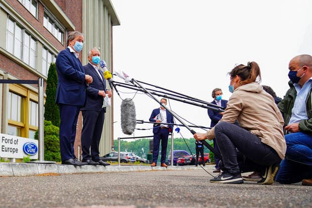 Bilder des Jahres 2020, News 05 Mai News Themen der Woche KW19 News Bilder des Tages Armin Laschet und Gunnar Herrmann beim Pressestatement im Ford-Werk anlässlich der Wiederaufnahme der Produktion nach den Corona-Einschränkungen. Köln, 04.05.2020 *** Armin Laschet and Gunnar Herrmann at the press statement in the Ford factory on the occasion of the resumption of production after the Corona restrictions Cologne, 04 05 2020 Foto:xJ.xKrickx xFuturexImage