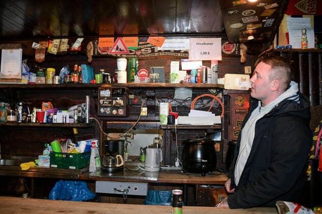 Hamburgs toughest pub, the Elbschlosskeller in the St Pauli district In times of the Corona pandemic, the landlord Daniel Schmidt converted his restaurant, which is no longer in operation, into a soup kitchen and clothing store for the homeless Hamburg, 02 05 2020 Foto:xM.xWehnertx xFuturexImage