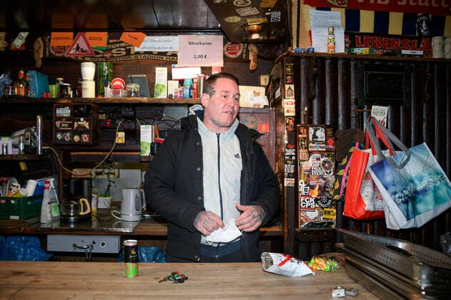Hamburgs toughest pub, the Elbschlosskeller in the St Pauli district In times of the Corona pandemic, the landlord Daniel Schmidt converted his restaurant, which is no longer in operation, into a soup kitchen and clothing store for the homeless Hamburg, 02 05 2020 Foto:xM.xWehnertx xFuturexImage