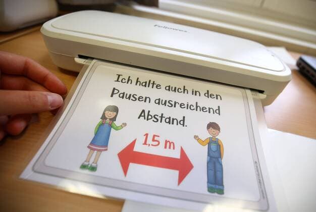 04 05 2020, xcex, GER, Darmstadt, Hesse, Corona, closure, crisis, symbolic picture, symbolic photo Coronavirus, Corona epedemia, because of the Coronavirus the schools are closed, preparation for reopening, everyday school life Corona closure sign for the students, laminated, laminator, distance during break CE
