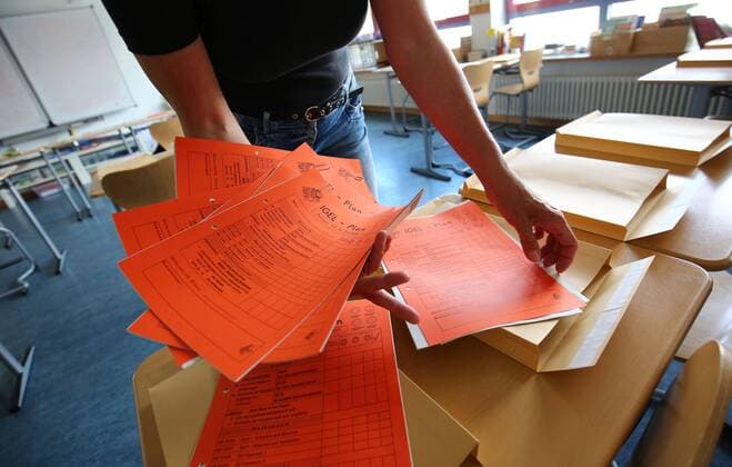 04 05 2020, xcex, GER, Darmstadt, Hesse, Corona, closure, crisis, symbolic picture, symbolic photo Coronavirus, Corona epedemic, because of the Coronavirus the schools are closed, preparation for reopening, everyday school life Corona closure teacher packs learning packages for the students, homeschooling, material supply CE