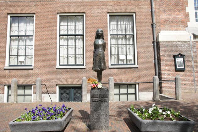 IMAGO ICONS: Anne Frank Flowers laid at the Anne Frank (1929-1945) statue near Anne Frank house on empty street during the Remembrance Day to celebrate 75 Years of the War victims amid the coronavirus outbreak on May 4, 2020 in Amsterdam,Netherlands. Remembrance Day commemorates civilians and Dutch soldiers who have died in wars or peacekeeping missions since the outbreak of the Second World War. Amsterdam Netherlands Copyright: xPauloxAmorimx PAWP20200504006