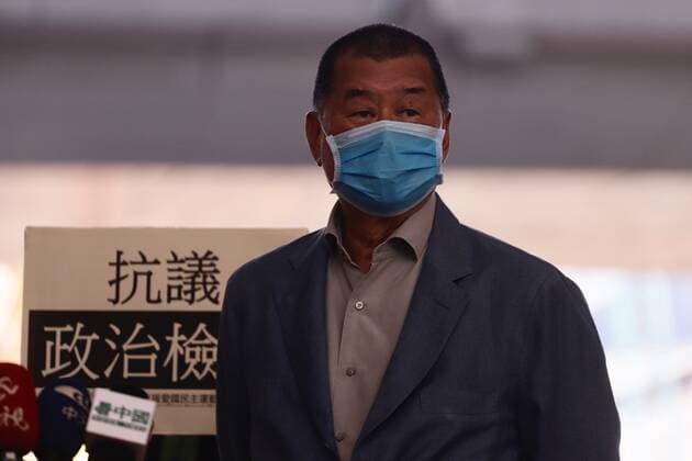 Hongkong, Gerichtsanhörung von Medienunternehmer Jimmy Lai May 5, 2020, Hong Kong, CHINA: Jimmy Lai ( 71 ), founder of NEXT MEDIA ( Next Digital ) and pro-democracy newspaper APPLE DAILY stand in front of medias at West Kowloon Court, in the background a protester display a banner that reads, PROTESTING POLITICAL PERSECUTION. Jimmy Lai appeared in the magistracy for court hearing this afternoon following a house arrest last month.May-5,2020 Hong Kong.ZUMA Hong Kong CHINA - ZUMAl137 20200505_zap_l137_004 Copyright: xLiauxChung-renx