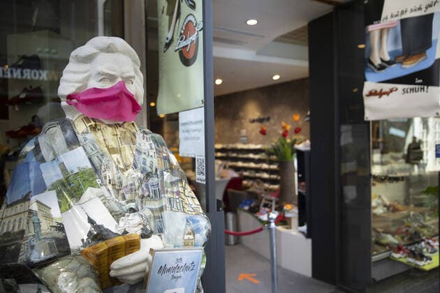 Beethoven figure with a mouth noses protection during the corona crisis in Bonn, 05 05 2020 Bonn Germany Copyright: xUtexGrabowsky photothek.netx