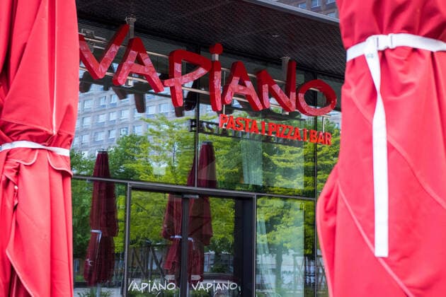 Coronavirus, Eindrücke aus Berlin Deutschland, Berlin - 05.05.2020: Im Bild ist das Logo der restaurantkette Vapiano in Berlin zu sehen. Berlin Berlin Deutschland *** Coronavirus, Impressions from Berlin Germany, Berlin 05 05 2020 The picture shows the logo of the restaurant chain Vapiano in Berlin Berlin Germany