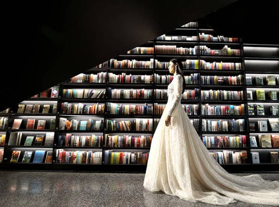Bilder des Jahres 2020, Entertainment 05 Mai Entertainment Themen der Woche Entertainment Bilder des Tages (200506) -- BEIJING, May 6, 2020 -- A model presents creations during the China Fashion Week 2020 2021 AW Collection at Pageone, a book store, in Beijing, capital of China, May 5, 2020. ) XINHUA PHOTOS OF THE DAY ChenxJianli 