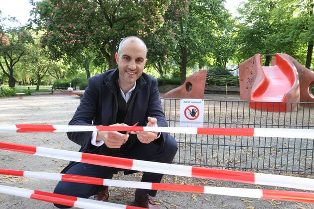 Bilder des Jahres 2020, News 05 Mai News Themen der Woche KW19 News Bilder des Tages Hannover, 06.05.2020, Lockerungen der Corona-Beschränkungen, Spielplätze öffnen wieder, Widereröffnung eines Spielplatzes im Maschpark durch Oberbürgermeister Belit Onay, *** Hanover, 06 05 2020, relaxation of the Corona restrictions, playgrounds open again, reopening of a playground in the Maschpark by Lord Mayor Belit Onay