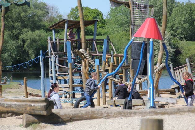 News Current events First loosening up, playground reopened Lower Saxony Playgrounds finally reopened Pushchairs, bicycles and games on the water Parents Copyright: xMartinxDziadekx