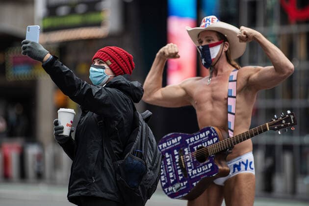 200506 A woman takes a selfie with street performer Robert John Burck, known as Naked Cowboy, at Times Square in Manhattan as the coronavirus, COVID 19, outbreak continues on May 6, 2020 in New York, NY, USA Photo Joel Marklund BILDBYRAN kod JM 88150 bbeng coronavirus covid 19 virus corona sjukdom artist,  Copyright: JOELxMARKLUND 0047240876st