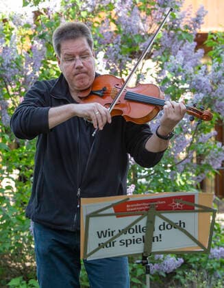 Frankfurt Oder , 06 05 2020 Retirement home Walter Korsing String Quartet ConMot t o of the Brandenburg State Orchestra with Sabine Engbring Violin , Thomas Wolk Cello , Anke Portee 2 Violin and Bernhard Gülde Viola in the picture Bernhard Gülde