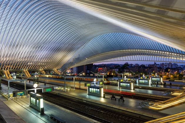 Architektur von Santiago Calatrava Bahnhof Liege Guillemins Lüttich Station Zug Santiago Calatrava Belgien Liege, Belgien - 9. Mai 2017: Bahnhof Liege Guillemins in Lüttich von Santiago Calatrava in Belgien am Abend. *** Station couch Guillemins Liège Station train Santiago Calatrava Belgium couch, Belgium 9 May 2017 Station couch Guillemins in Liège from Santiago Calatrava in Belgium in the evening