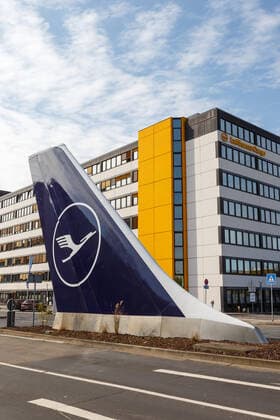 Lufthansa Zentrale Hauptsitz mit Leitwerk Flughafen Frankfurt Hochformat Frankfurt, Deutschland - 7. April 2020: Lufthansa Zentrale Hauptsitz mit Leitwerk auf dem Flughafen Frankfurt (FRA) in Deutschland. *** Lufthansa Central Headquarters with tail unit at Frankfurt Airport Portrait Frankfurt, Germany 7 April 2020 Lufthansa Central Headquarters with tail unit at Frankfurt Airport FRA in Germany