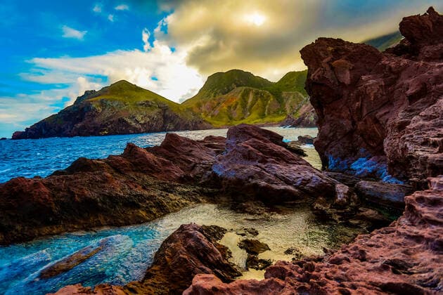 Niederländische Karibik Rocky island mountains meet the beautiful blue of the ocean on Saba Island, Netherlands Antilles, West Indies, Caribbean, Central America Copyright: LauraxGrier 1218-1206